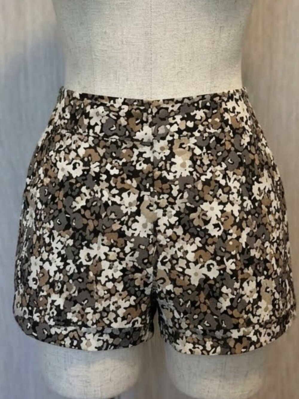 Columbia Omni-Shield Repellent Sandy River Printed Hiking Shorts in Size 8